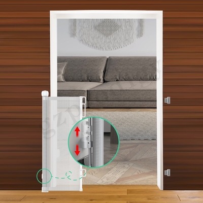 Ekstra Lebar Hitam Retractable Baby Gate Mudah Roll Up Safety Gate Untuk Anak-anak